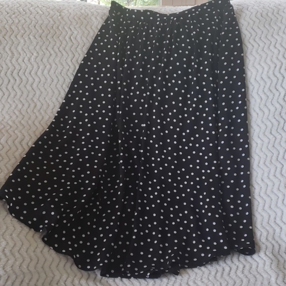 bobeau Dresses & Skirts - Bobeau skirt blk  w/wht polka dots size S